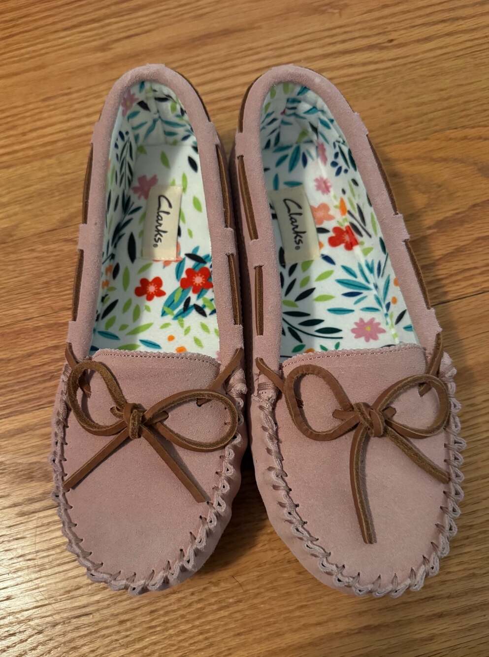 New in Box Clarks Women's Suede Moccasin Slippers indoor outdoor Light Rose sz 9